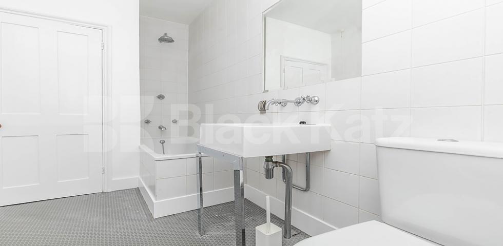 Amazing two bedrooom property fully unfurnished set in a period conversion Marquis Road, Camden